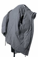 Load image into Gallery viewer, daub HOODED MEDIUM COAT / GOOSE DOWN + DYEING STRETCH TWILL COTTON (GREY)