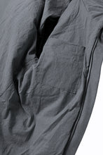 Load image into Gallery viewer, daub HOODED MEDIUM COAT / GOOSE DOWN + DYEING STRETCH TWILL COTTON (GREY)