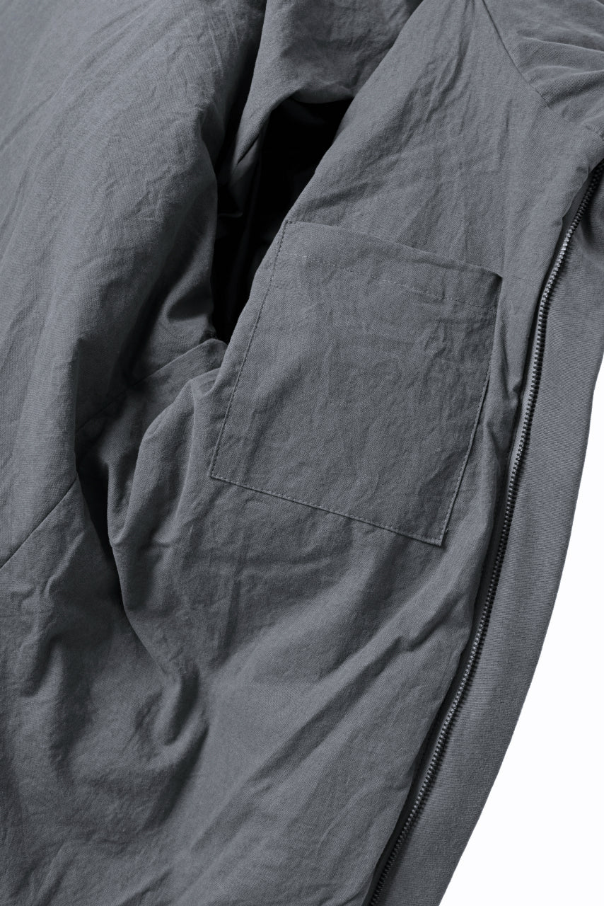 Load image into Gallery viewer, daub HOODED MEDIUM COAT / GOOSE DOWN + DYEING STRETCH TWILL COTTON (GREY)