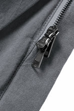 Load image into Gallery viewer, daub HOODED MEDIUM COAT / GOOSE DOWN + DYEING STRETCH TWILL COTTON (GREY)