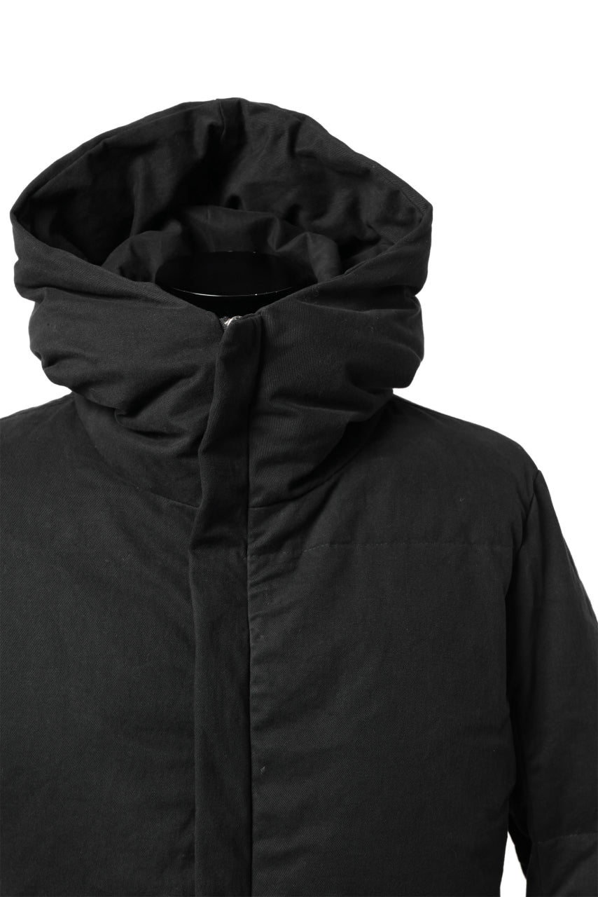 Load image into Gallery viewer, daub HOODED MEDIUM COAT / GOOSE DOWN + DYEING STRETCH TWILL COTTON (BLACK)