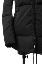 Load image into Gallery viewer, daub HOODED MEDIUM COAT / GOOSE DOWN + DYEING STRETCH TWILL COTTON (BLACK)