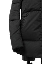 Load image into Gallery viewer, daub HOODED MEDIUM COAT / GOOSE DOWN + DYEING STRETCH TWILL COTTON (BLACK)