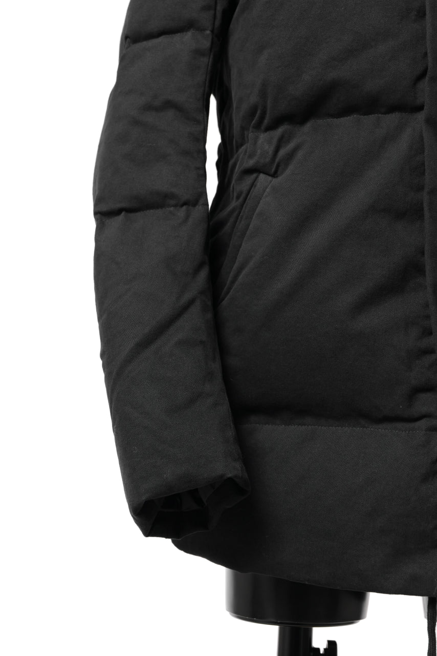Load image into Gallery viewer, daub HOODED MEDIUM COAT / GOOSE DOWN + DYEING STRETCH TWILL COTTON (BLACK)