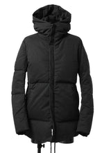 Load image into Gallery viewer, daub HOODED MEDIUM COAT / GOOSE DOWN + DYEING STRETCH TWILL COTTON (BLACK)
