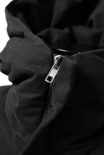 Load image into Gallery viewer, daub HOODED MEDIUM COAT / GOOSE DOWN + DYEING STRETCH TWILL COTTON (BLACK)