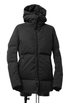 Load image into Gallery viewer, daub HOODED MEDIUM COAT / GOOSE DOWN + DYEING STRETCH TWILL COTTON (BLACK)