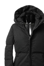 Load image into Gallery viewer, daub HOODED MEDIUM COAT / GOOSE DOWN + DYEING STRETCH TWILL COTTON (BLACK)