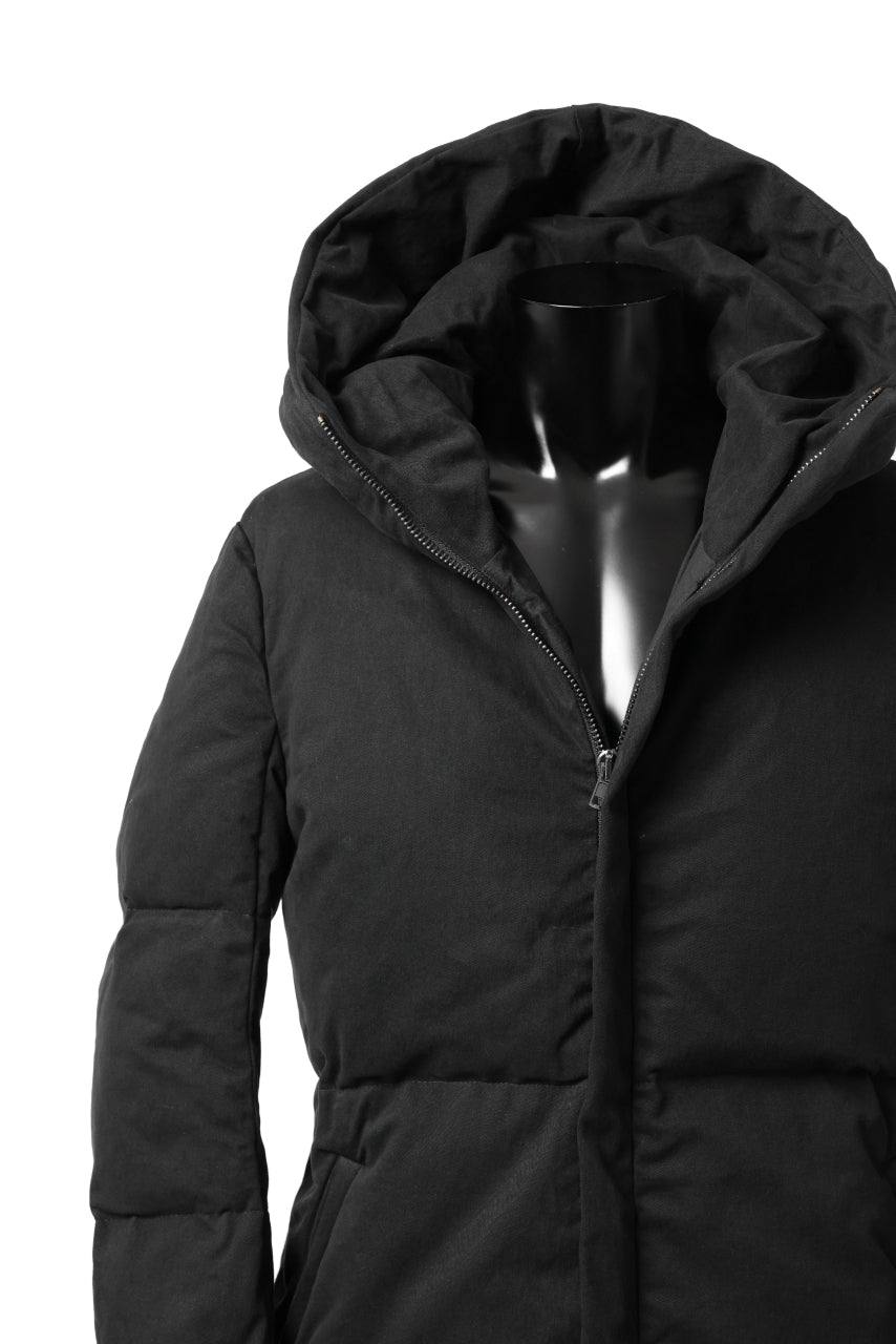 Load image into Gallery viewer, daub HOODED MEDIUM COAT / GOOSE DOWN + DYEING STRETCH TWILL COTTON (BLACK)