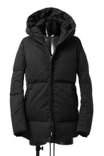 Load image into Gallery viewer, daub HOODED MEDIUM COAT / GOOSE DOWN + DYEING STRETCH TWILL COTTON (BLACK)
