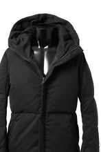 Load image into Gallery viewer, daub HOODED MEDIUM COAT / GOOSE DOWN + DYEING STRETCH TWILL COTTON (BLACK)