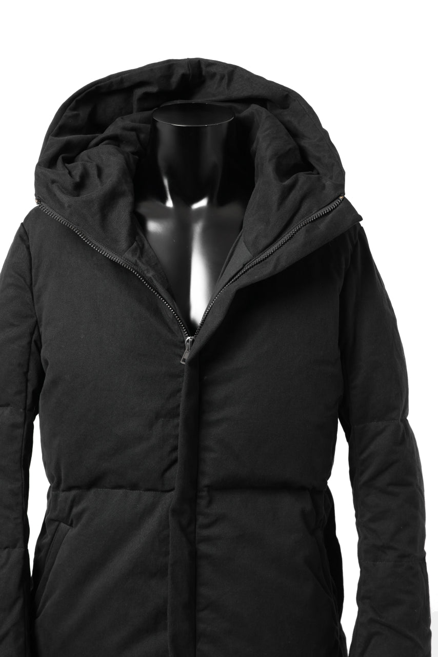 Load image into Gallery viewer, daub HOODED MEDIUM COAT / GOOSE DOWN + DYEING STRETCH TWILL COTTON (BLACK)