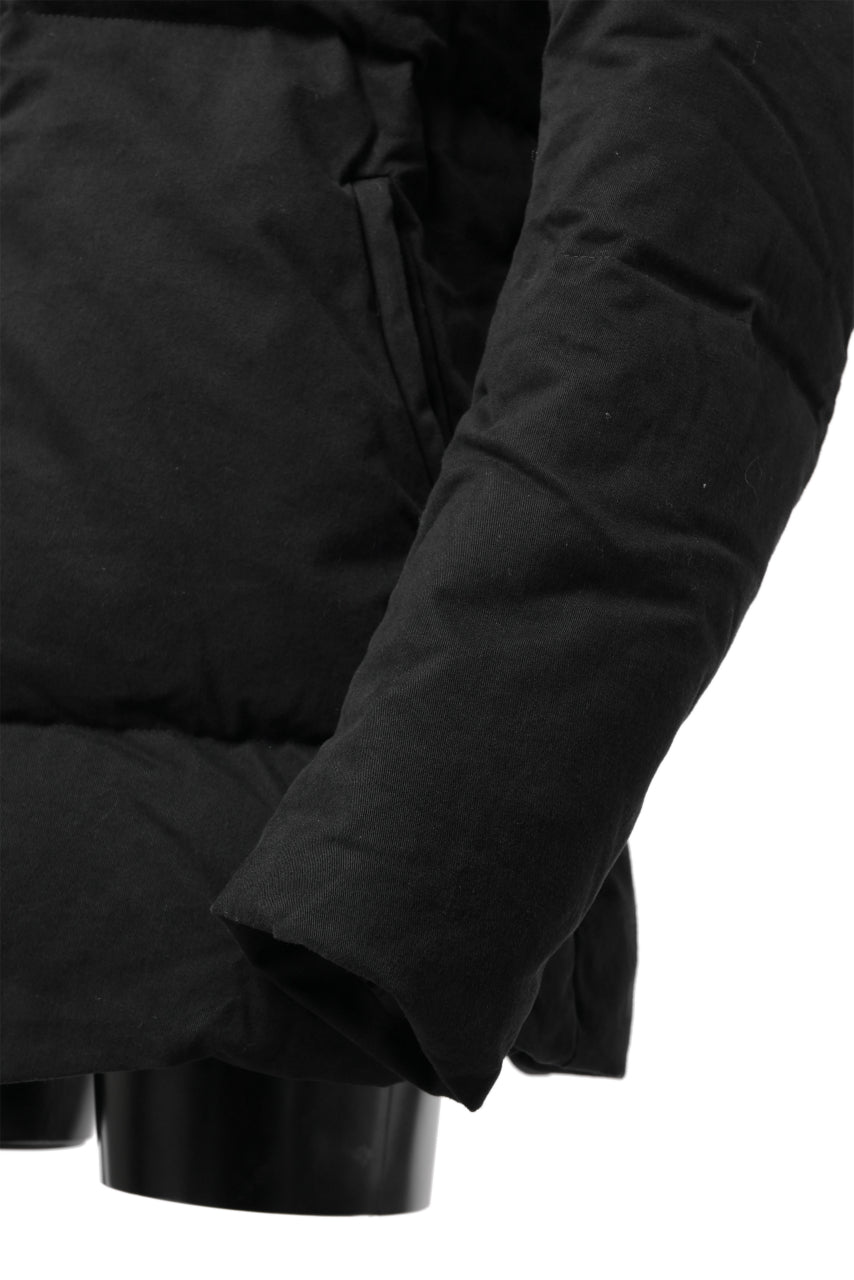 Load image into Gallery viewer, daub HOODED MEDIUM COAT / GOOSE DOWN + DYEING STRETCH TWILL COTTON (BLACK)