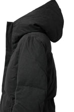 Load image into Gallery viewer, daub HOODED MEDIUM COAT / GOOSE DOWN + DYEING STRETCH TWILL COTTON (BLACK)