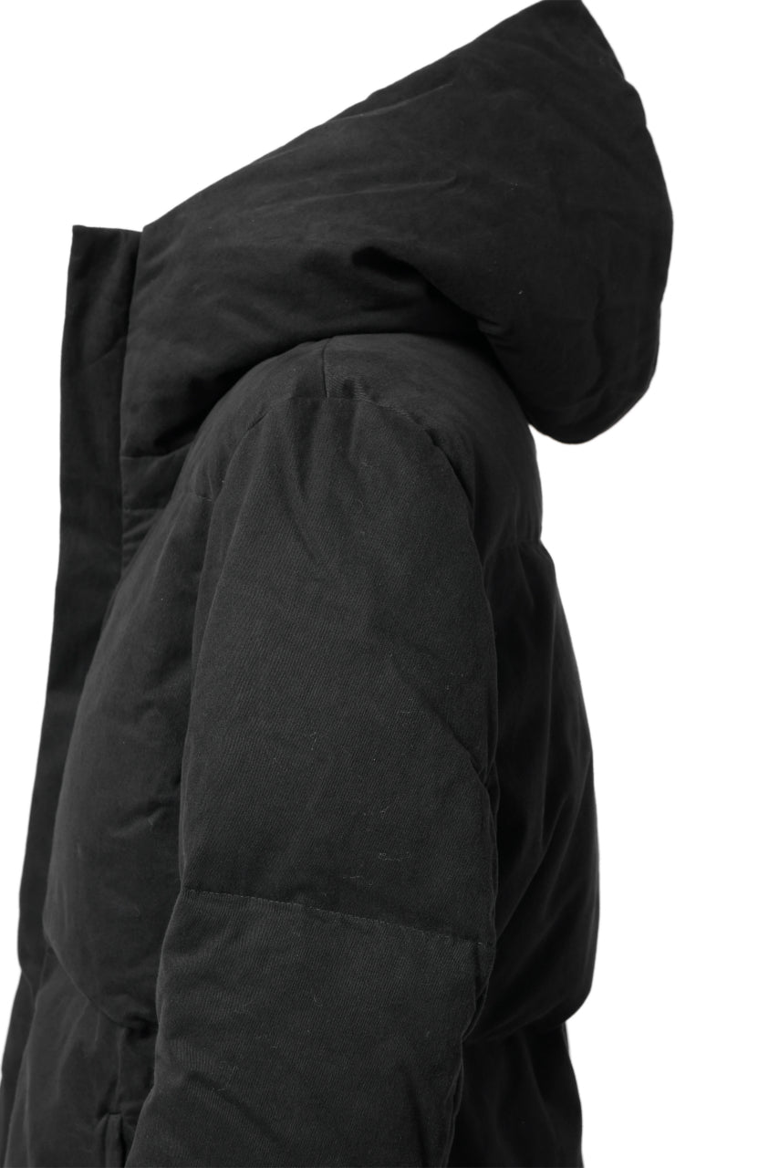 Load image into Gallery viewer, daub HOODED MEDIUM COAT / GOOSE DOWN + DYEING STRETCH TWILL COTTON (BLACK)