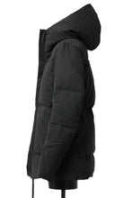 Load image into Gallery viewer, daub HOODED MEDIUM COAT / GOOSE DOWN + DYEING STRETCH TWILL COTTON (BLACK)