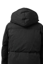 Load image into Gallery viewer, daub HOODED MEDIUM COAT / GOOSE DOWN + DYEING STRETCH TWILL COTTON (BLACK)