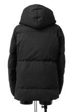 Load image into Gallery viewer, daub HOODED MEDIUM COAT / GOOSE DOWN + DYEING STRETCH TWILL COTTON (BLACK)