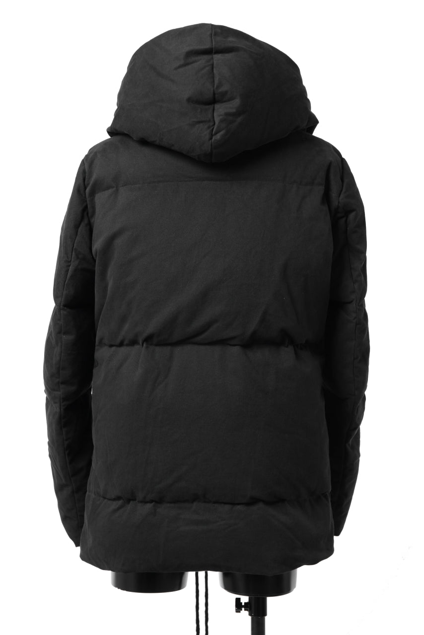 Load image into Gallery viewer, daub HOODED MEDIUM COAT / GOOSE DOWN + DYEING STRETCH TWILL COTTON (BLACK)