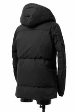 Load image into Gallery viewer, daub HOODED MEDIUM COAT / GOOSE DOWN + DYEING STRETCH TWILL COTTON (BLACK)