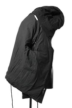 Load image into Gallery viewer, daub HOODED MEDIUM COAT / GOOSE DOWN + DYEING STRETCH TWILL COTTON (BLACK)
