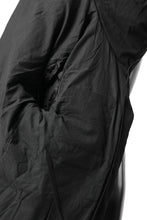 Load image into Gallery viewer, daub HOODED MEDIUM COAT / GOOSE DOWN + DYEING STRETCH TWILL COTTON (BLACK)