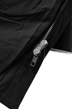 Load image into Gallery viewer, daub HOODED MEDIUM COAT / GOOSE DOWN + DYEING STRETCH TWILL COTTON (BLACK)