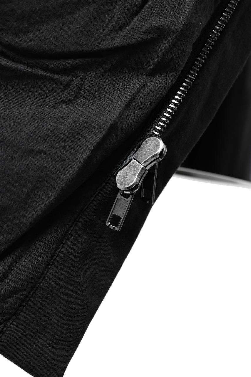 Load image into Gallery viewer, daub HOODED MEDIUM COAT / GOOSE DOWN + DYEING STRETCH TWILL COTTON (BLACK)