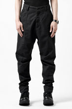 Load image into Gallery viewer, daub CENTRAL SEAM BUTTONS CLOSURE PANTS / DYED STRETCH SOFT COTTON (BLACK)