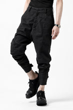 Load image into Gallery viewer, daub CENTRAL SEAM BUTTONS CLOSURE PANTS / DYED STRETCH SOFT COTTON (BLACK)