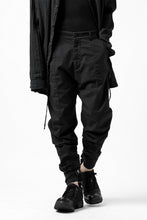 Load image into Gallery viewer, daub CENTRAL SEAM BUTTONS CLOSURE PANTS / DYED STRETCH SOFT COTTON (BLACK)