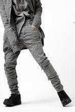 Load image into Gallery viewer, daub ERGONOMIC SKINNY PANTS / COLD DYED LIGHT TWILL (GREY)
