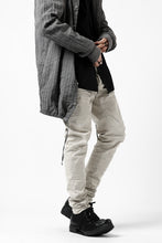 Load image into Gallery viewer, daub ERGONOMIC SKINNY PANTS / DYED STRETCH LIGHT COTTON (SAND)