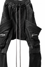 画像をギャラリービューアに読み込む, A.F ARTEFACT COATED FLAP-DETAIL SLIM CARGO PANTS / HI-STRETCH DENIM (BLACK)