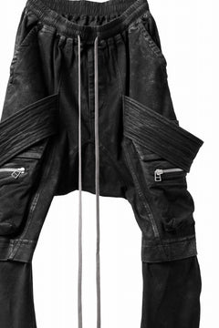 画像をギャラリービューアに読み込む, A.F ARTEFACT COATED FLAP-DETAIL SLIM CARGO PANTS / HI-STRETCH DENIM (BLACK)