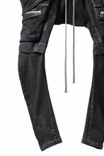 画像をギャラリービューアに読み込む, A.F ARTEFACT COATED FLAP-DETAIL SLIM CARGO PANTS / HI-STRETCH DENIM (BLACK)