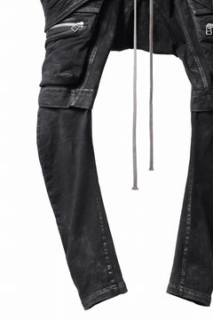 画像をギャラリービューアに読み込む, A.F ARTEFACT COATED FLAP-DETAIL SLIM CARGO PANTS / HI-STRETCH DENIM (BLACK)