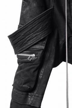 画像をギャラリービューアに読み込む, A.F ARTEFACT COATED FLAP-DETAIL SLIM CARGO PANTS / HI-STRETCH DENIM (BLACK)