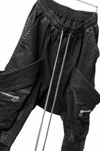 画像をギャラリービューアに読み込む, A.F ARTEFACT COATED FLAP-DETAIL SLIM CARGO PANTS / HI-STRETCH DENIM (BLACK)