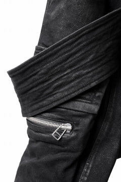 画像をギャラリービューアに読み込む, A.F ARTEFACT COATED FLAP-DETAIL SLIM CARGO PANTS / HI-STRETCH DENIM (BLACK)