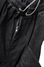 画像をギャラリービューアに読み込む, A.F ARTEFACT COATED FLAP-DETAIL SLIM CARGO PANTS / HI-STRETCH DENIM (BLACK)