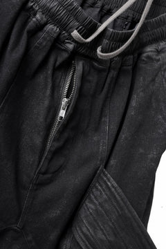 画像をギャラリービューアに読み込む, A.F ARTEFACT COATED FLAP-DETAIL SLIM CARGO PANTS / HI-STRETCH DENIM (BLACK)