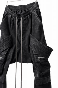 画像をギャラリービューアに読み込む, A.F ARTEFACT COATED FLAP-DETAIL SLIM CARGO PANTS / HI-STRETCH DENIM (BLACK)