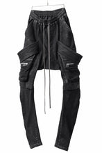 画像をギャラリービューアに読み込む, A.F ARTEFACT COATED FLAP-DETAIL SLIM CARGO PANTS / HI-STRETCH DENIM (BLACK)