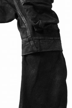 画像をギャラリービューアに読み込む, A.F ARTEFACT COATED FLAP-DETAIL SLIM CARGO PANTS / HI-STRETCH DENIM (BLACK)