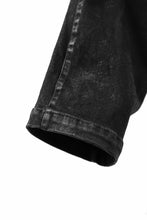画像をギャラリービューアに読み込む, A.F ARTEFACT COATED FLAP-DETAIL SLIM CARGO PANTS / HI-STRETCH DENIM (BLACK)