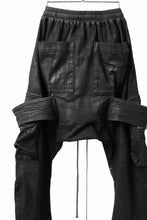 画像をギャラリービューアに読み込む, A.F ARTEFACT COATED FLAP-DETAIL SLIM CARGO PANTS / HI-STRETCH DENIM (BLACK)