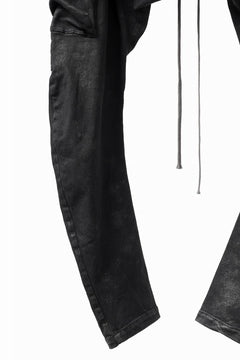 画像をギャラリービューアに読み込む, A.F ARTEFACT COATED FLAP-DETAIL SLIM CARGO PANTS / HI-STRETCH DENIM (BLACK)