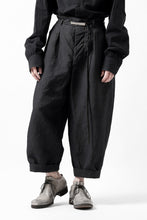 画像をギャラリービューアに読み込む, KLASICA GOSSE TWO TUCKED TROUSERS / SUMMER CHAMBRAY WOOL-LINEN (SHADOW)