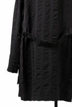 画像をギャラリービューアに読み込む, SOSNOVSKA SQUEEZED STRIPE COAT (BLACK)